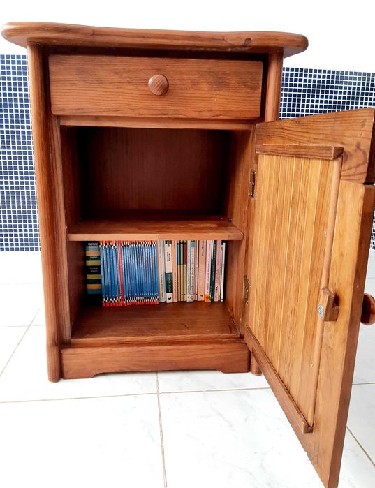 Pequeno armário em Pinho maciço