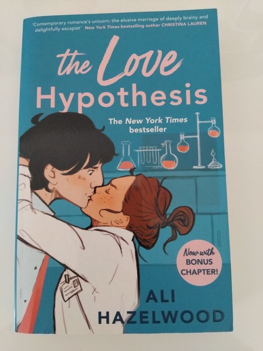 The Love Hypothesis da autora Ali Hazelwood (Inglês)