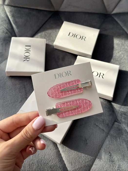Трендові заколки dior