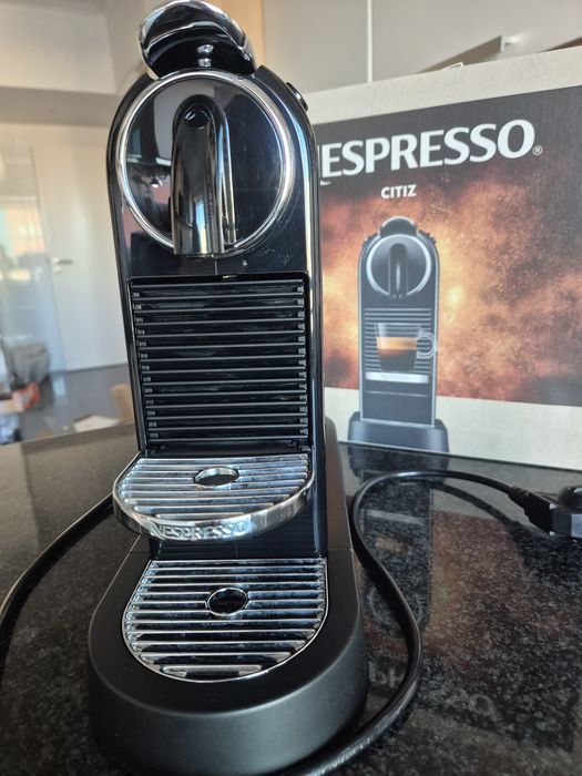 Máquina Nespresso, modelo Citiz, com fatura