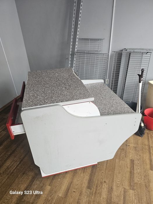 Кассовий прилавок.