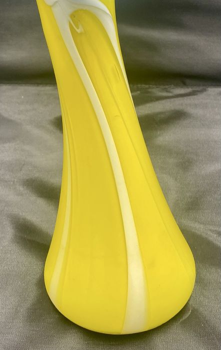 Unikatowy stary wazon z kaczym dziobem