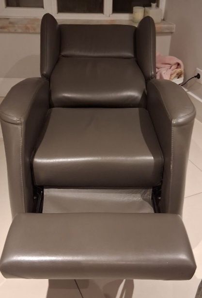 Cadeirão elétrico em couro