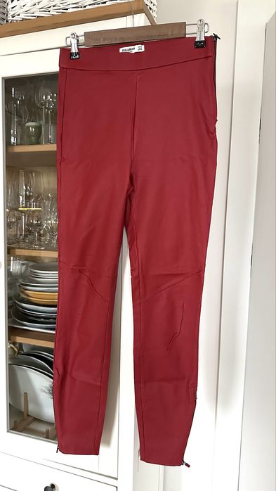 Czerwone spodnie a’la skóra Pull & Bear