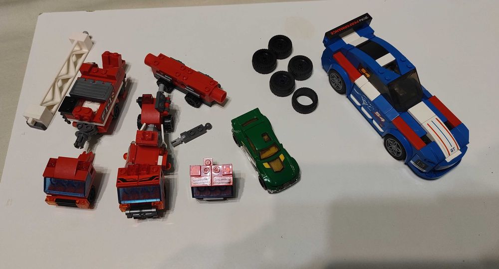 Машинки з конструктора Qman та Hot Wheels