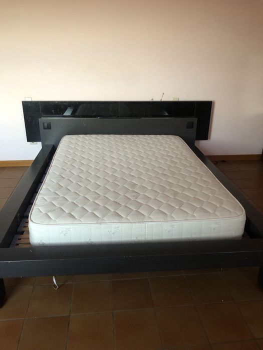 Cama preta com vidro e luzes led