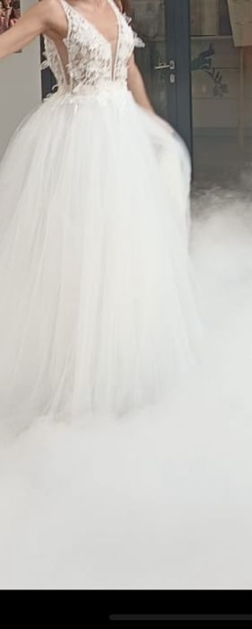 Suknia ślubna biała z elemantami 3d na gorsecie