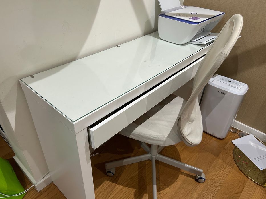 Secretaria com vidro e cadeira Ikea