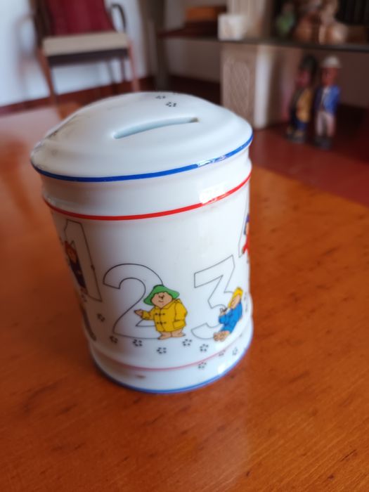 Mealheiro Novo louça muito boa criança