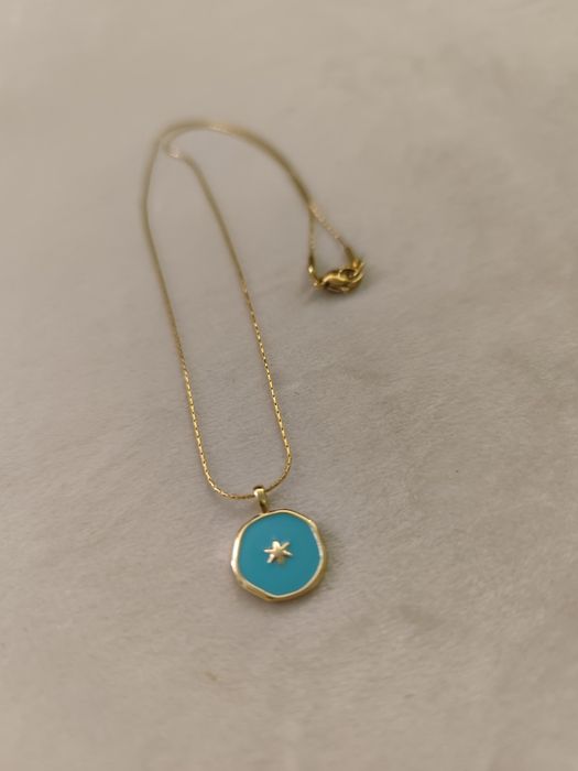 Naszyjnik z gwiazdką_ złoto i emalia