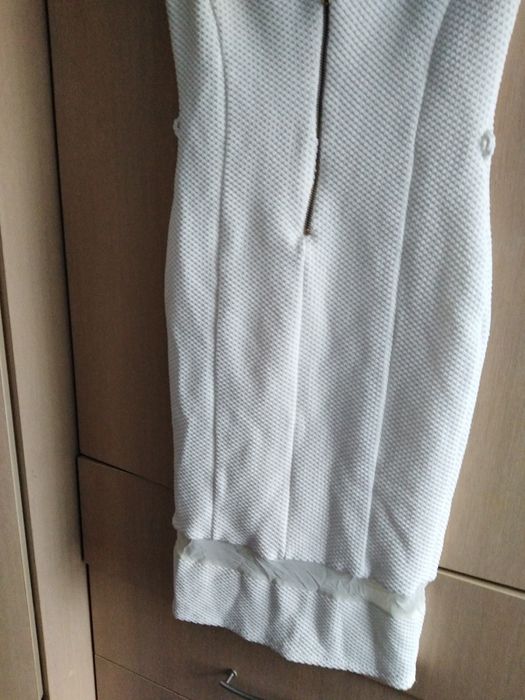 Sukienka. Biała. S. Ołówkowa