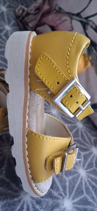 Sandałki dziewczęce marki Clarks.