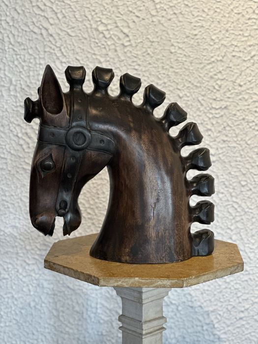 Escultura de Cavalo em Madeira Maciça – Peça Única e Imponente