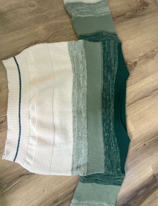 Sweter w zielonych odcieniach