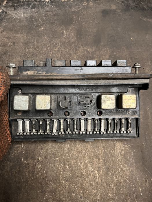 Блок запобіжників ВАЗ 2105. Блок предохранителей ВАЗ 2105.