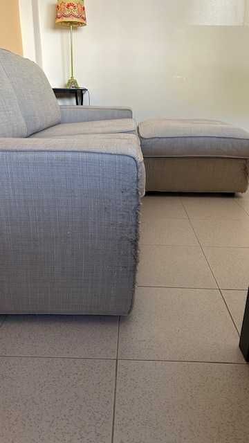 Sofá (3 lugares) em tecido beje claro c/ chaise-longue