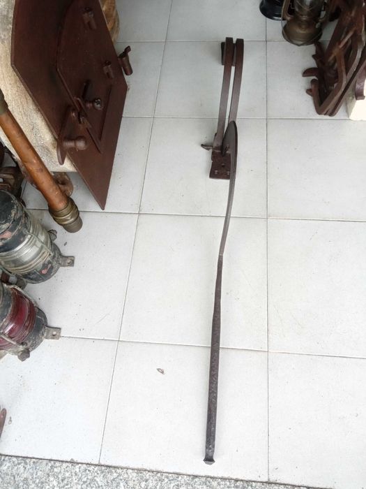 Guilhotina rara, muito antiga