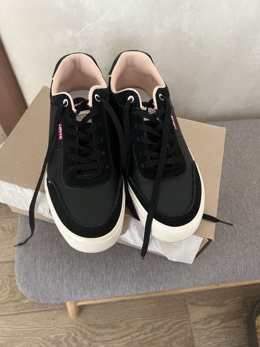 Кросівки Levi’s Munro S Black (оригінал) — майже нові