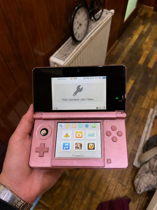 Продам ігрову консоль Nintendo 3DS Pink + гра Barbie