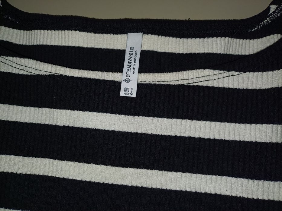 Vestido às riscas, comprido.