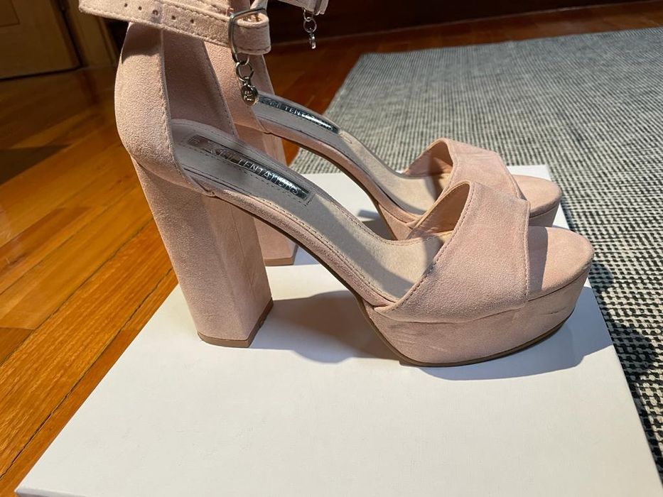 Sandália de salto rosa claro