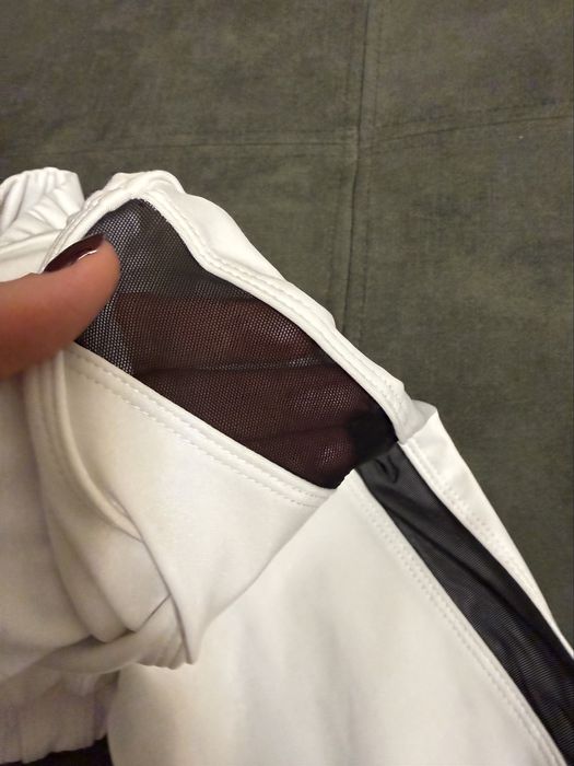 Костюм для йоги/фітнесу білого кольору з чорними вставками