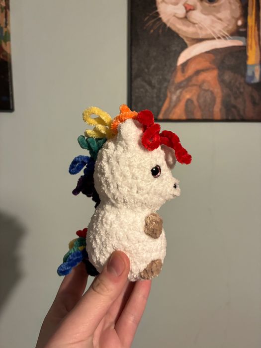 Mały pluszowy jednorożec na szydełku - tęczowy