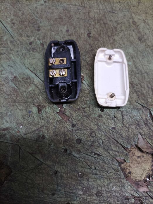 Stary wyłącznik i wtyczka PRL