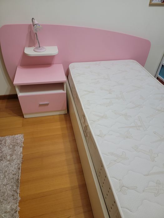 Cama Juvenil 90x190 + Colchão Ortopédico + Gaveta + Mesa Cabeceira