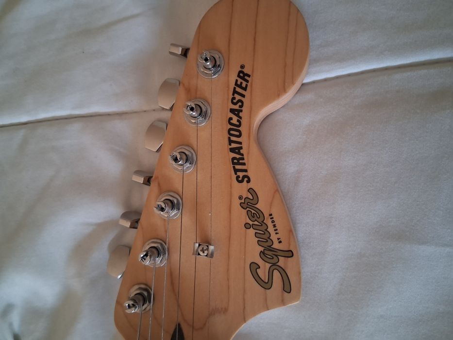 Guitarra, amplificador y complementos Fender .