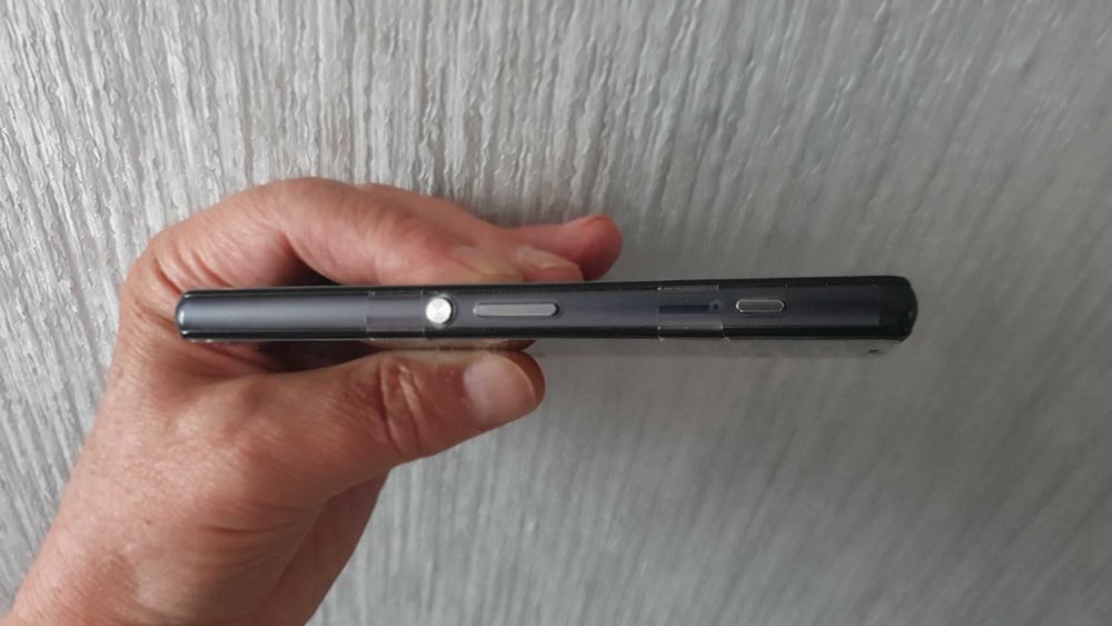 Xperia Z3 comp.+ 3 etui Muvit sprawny ale...