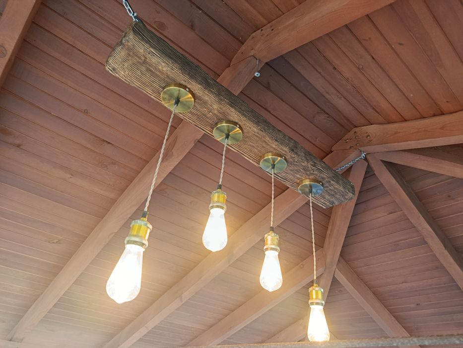 Lampa drewniana wisząca do altany na taras do garażu