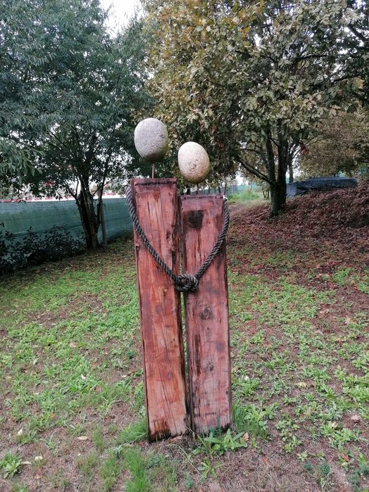 Escultura em madeira e pedra