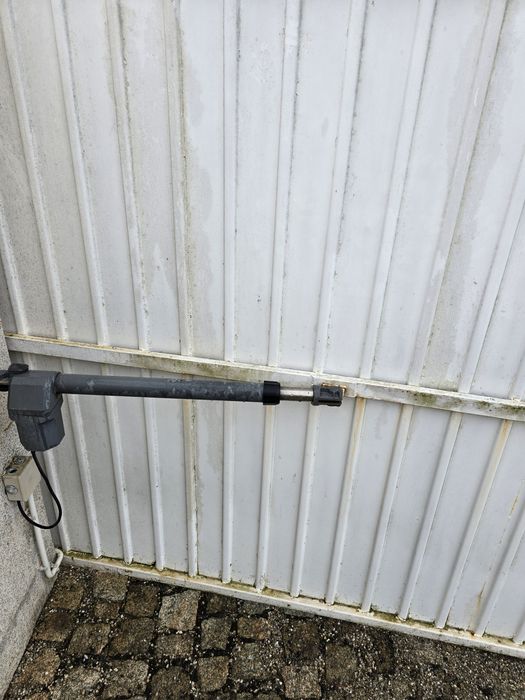 Portão e porta para limite de casa ou terreno