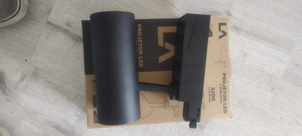 Foco led para calha monofásico