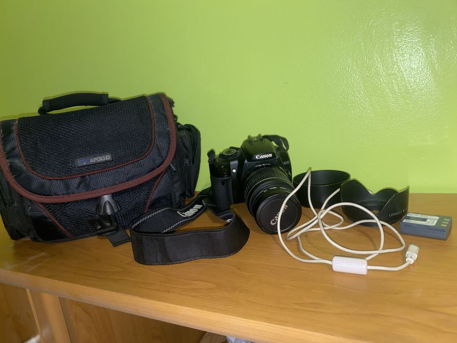 Canon 400D z obiektywem EFS 18-55mm