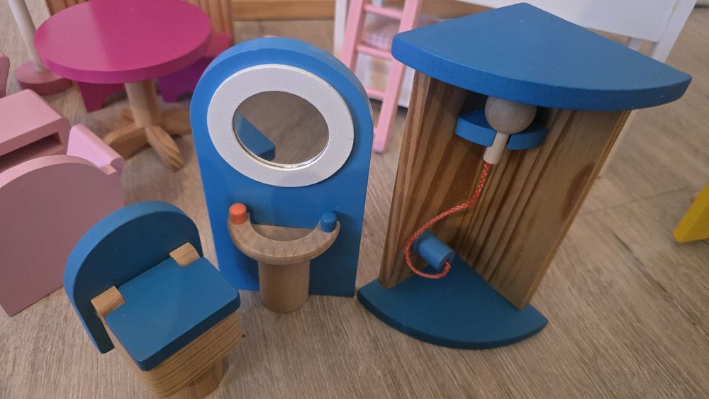 Drewniany domek dla lalek- z mebelkami i 5 mini laleczkami