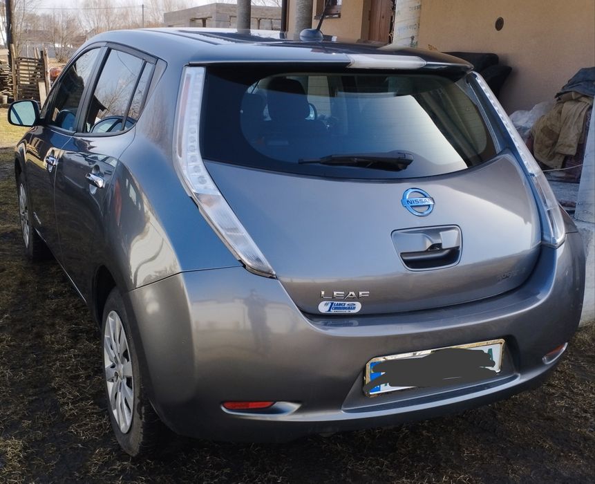 Продам Nissan Leaf.