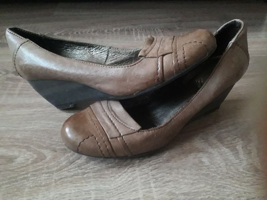 Skórzane buty czółenka na koturnie CARINII 36