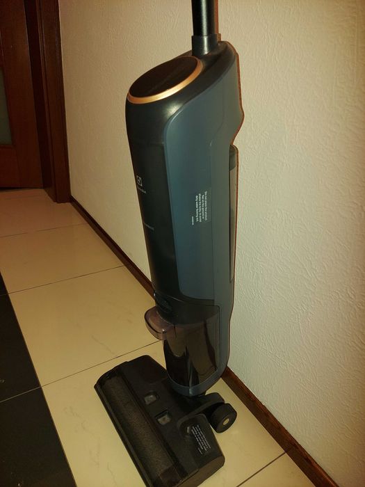 Odkurzacz pionowy Electrolux Ultimate 800. Jak nowy.