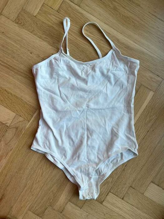 Białe klasyczne body na ramiączkach