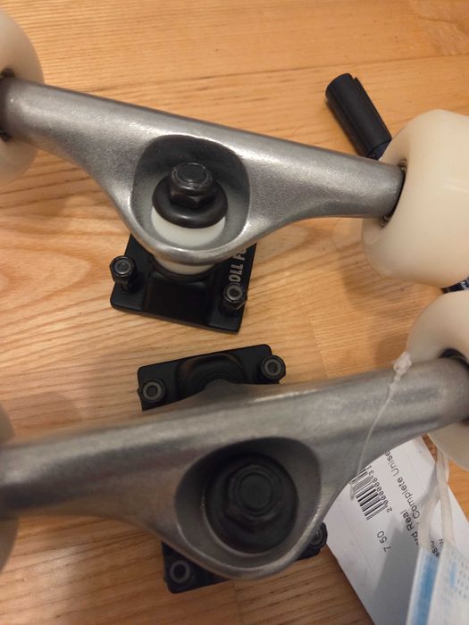 Real Skateboard trucki 7.5 + kółka + łożyska montażówki