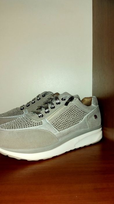 Крассовки ( 38 размер )