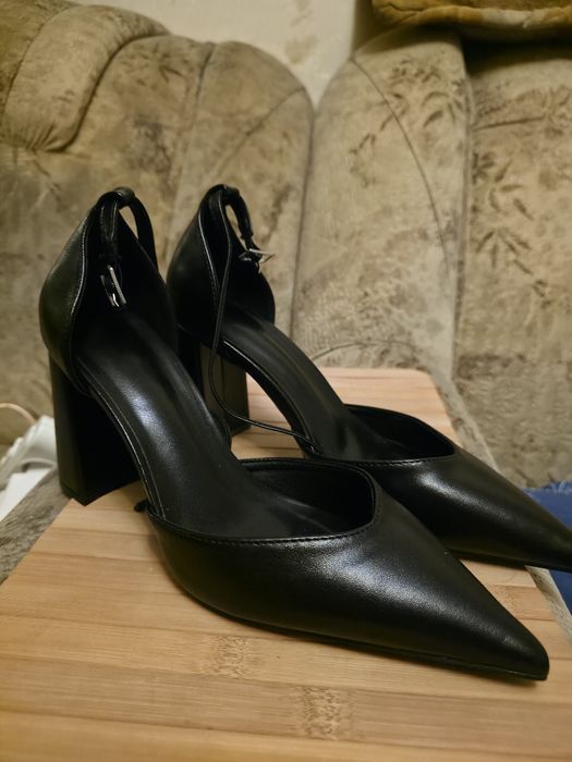 Чорні туфлі з гострим носиком