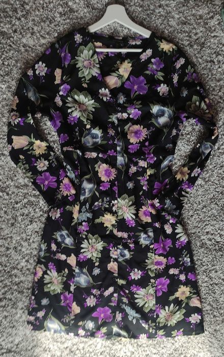 Sukienka w fioletowe kwiaty