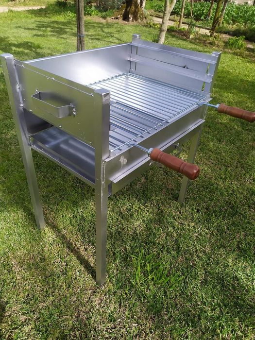 Grelhador de ferro 60x40 com pernas acompanhado de grelha e tabuleiro
