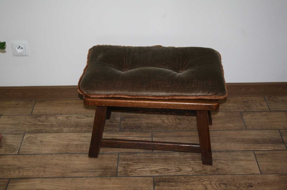 Ładny dębowy podnóżek