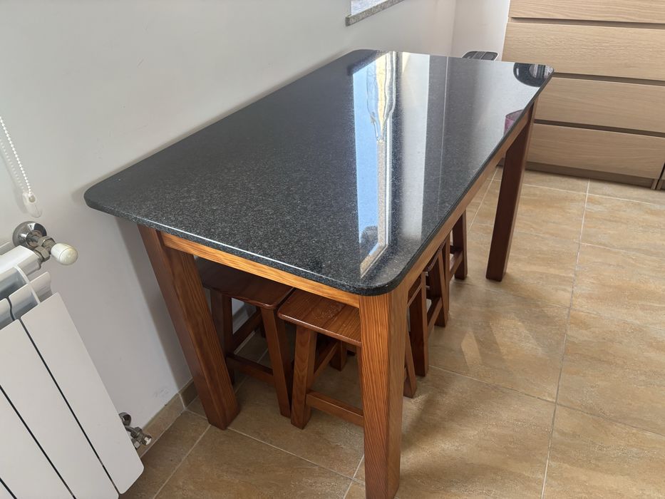 Mesa de madeira com tampo em granito impala preto