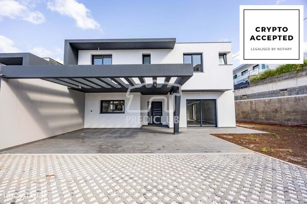 Moradia T3 A Estriar De Estilo Moderno No Funchal