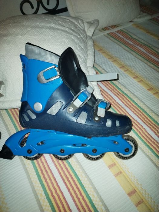 Patins em linha azuis